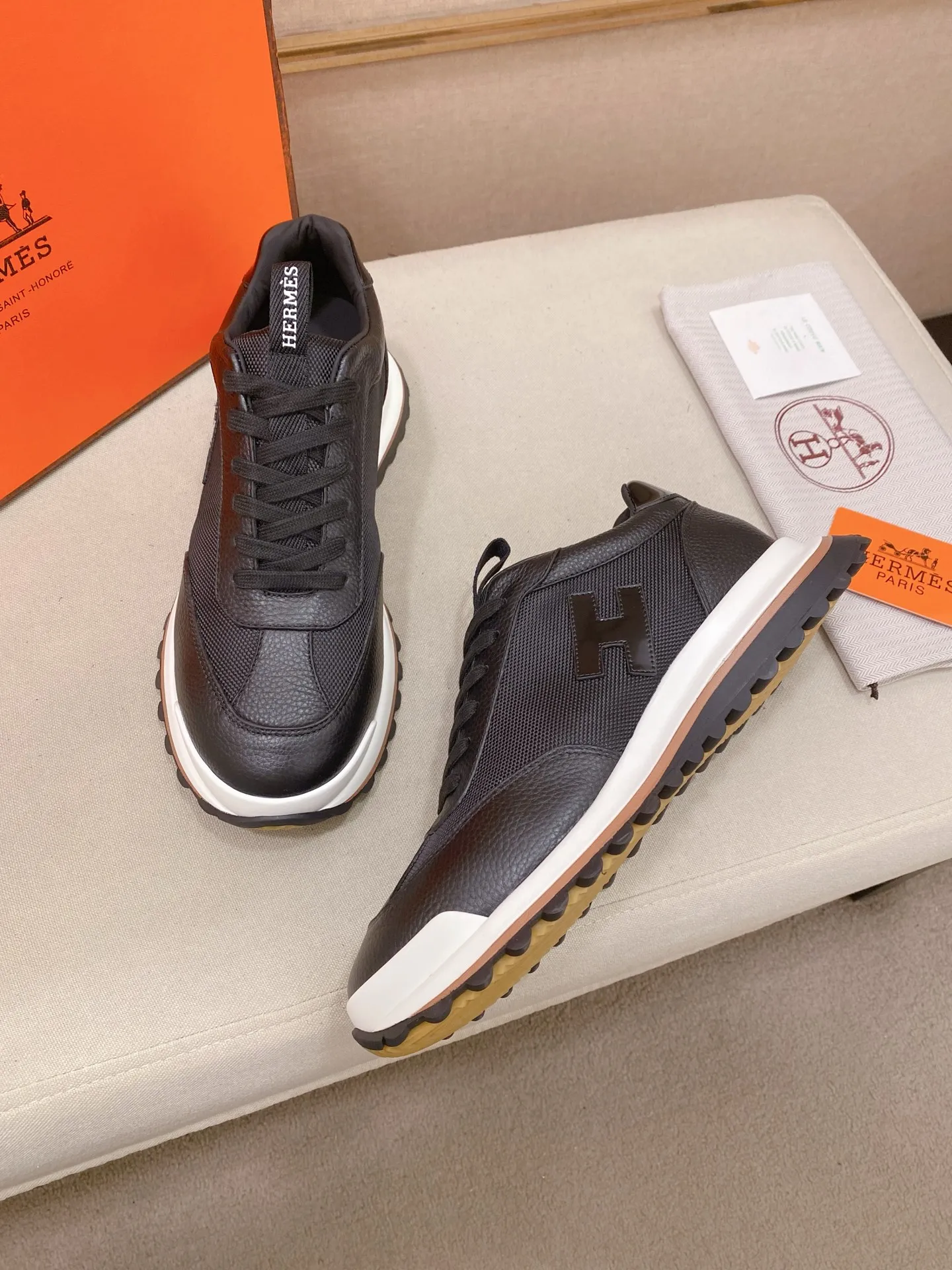 Men's shoes💰: 640💰HERMES/Hermes Leader sneakers! Tech twill, calfskin and suede goatskin sneakers featuring paneled multicolor twill, calfskin and suede. Lightweight geometric sole for a stylish urban look. Product details: White and orange rubber sole Black rubber sole with orange rubber insert Light natural leather insert White rubber toe cap Beige lambskin insole and lining Cotton strap, rubber lettering Sole height: 4cm Size: 38-39-40-41-42-43-44 (45.46 custom-made)